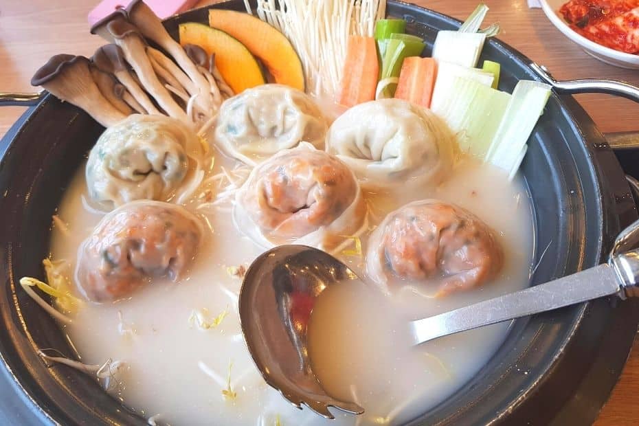 20 Best Korean Winter Foods: Street Snacks And Hot Dishes 25 Mandu-guk Korean dumpling soup