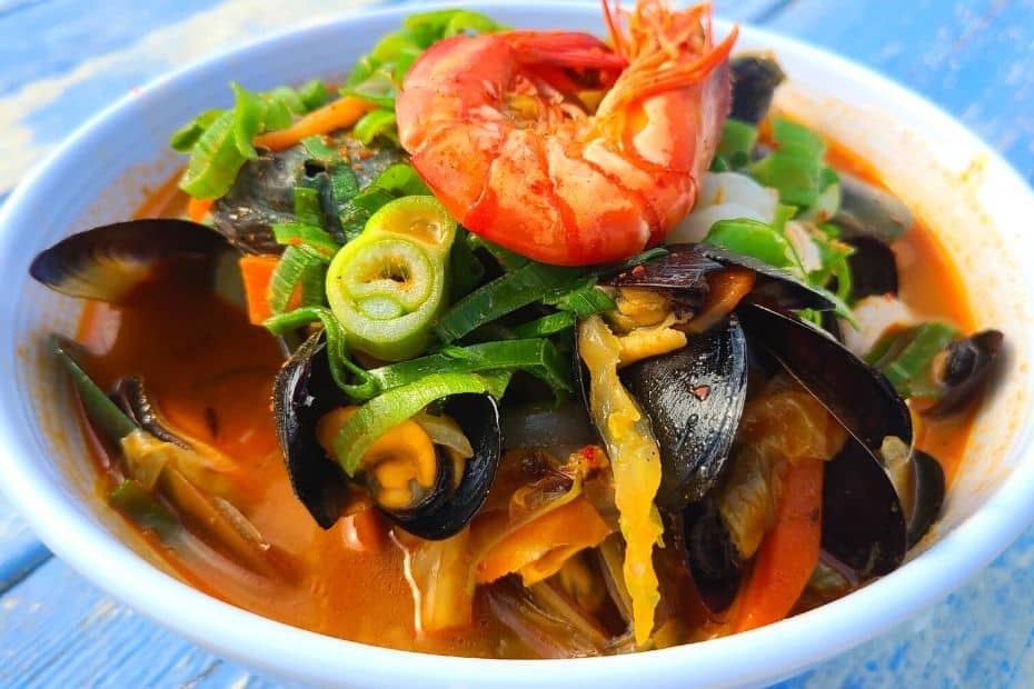 20 Best Korean Winter Foods: Street Snacks And Hot Dishes 26 Jjamppong spicy seafood noodle soup