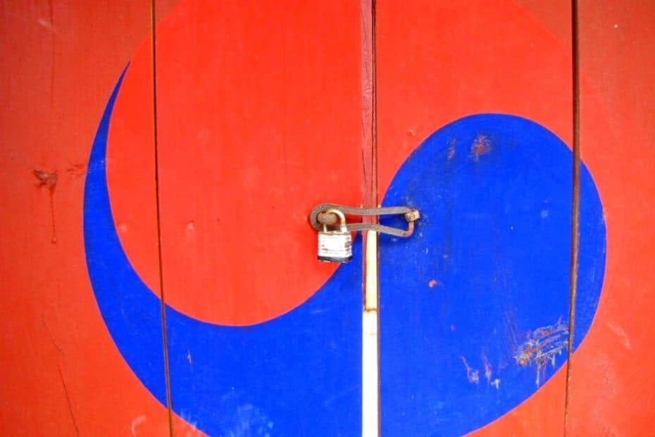 Korean Fan Death Myth: Why Are Koreans Scared Of Fans? 12 Korean flag on a temple door