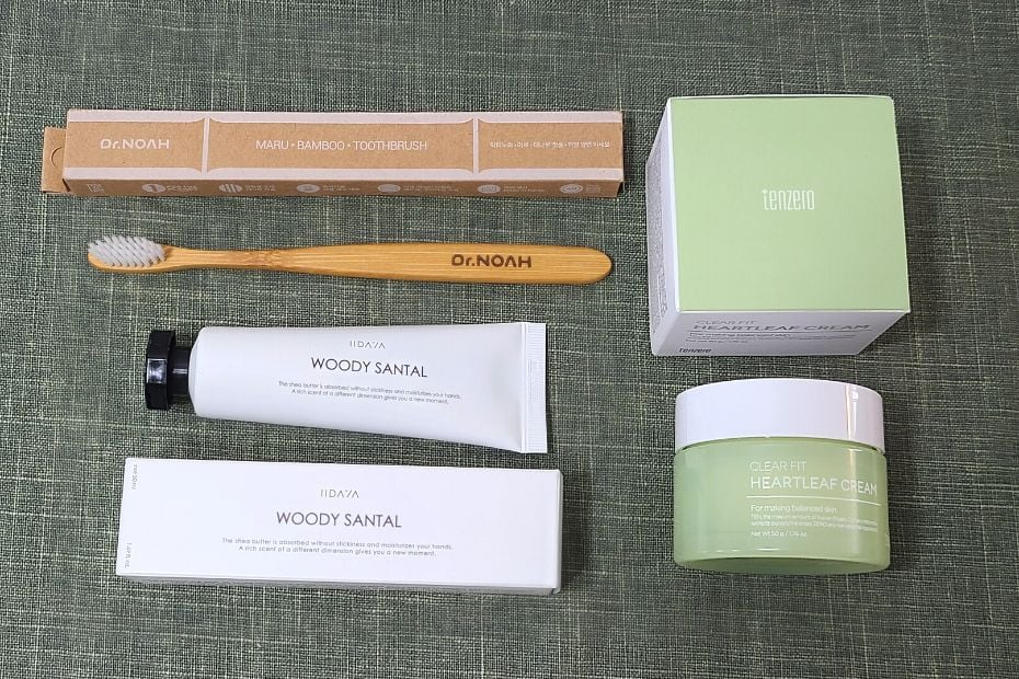 Daebak Box Review 2024: Korean Gift Box Delivered To You 10 Bamboo Toothbrush and Korean cosmetics