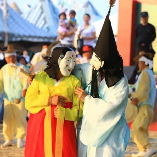 Dancers at the Andong Mask Dance Festival Dancers at the Andong Mask Dance Festival