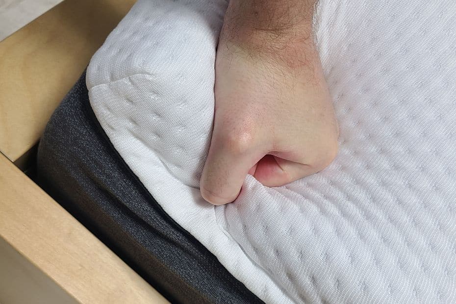 Emma Mattress Korea Review 2024: A Great Night's Sleep 16 Edge support demonstration Emma mattress