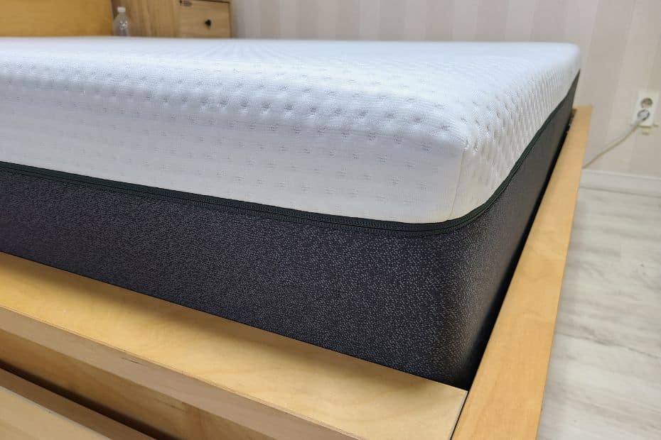 Emma Mattress Korea Review 2024: A Great Night's Sleep 13 Fully opened Emma Original Mattress on a bed