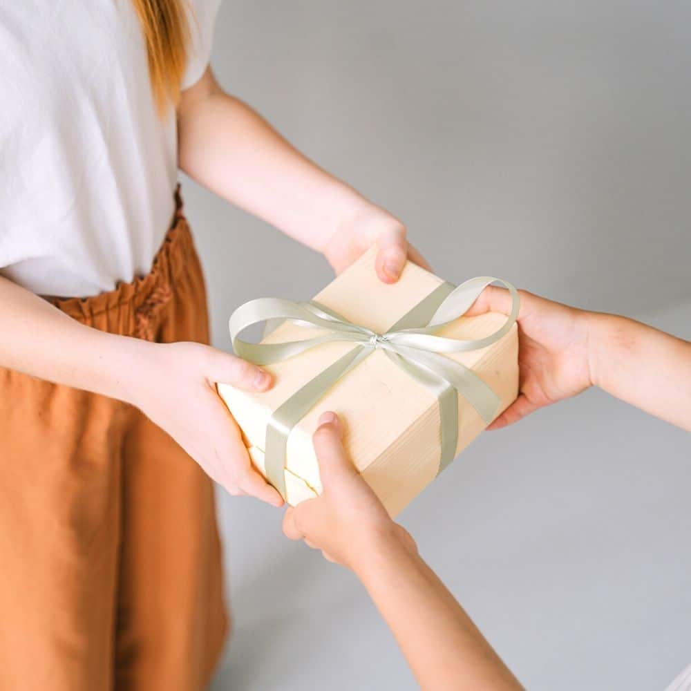 Korean Etiquette, Culture And Manners: 35 Useful Insights 45 Korean Gift Giving Culture With Two Hands