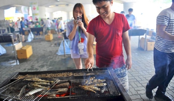 20 amusing activities for Seoul in Summer 2024 19 People participate in grilling sweetfish after their catch in Bonghwa Eun-uh (Sweetfish) Festival