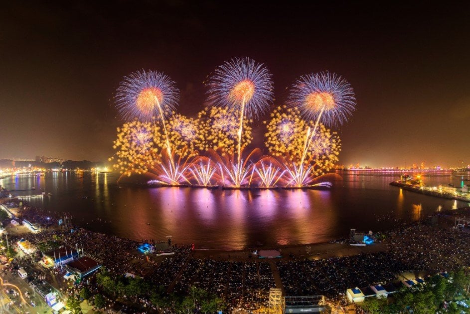 20 amusing activities for Seoul in Summer 2024 8 Fireworks display in celebration of Pohang International Fireworks Festival in Yeongildae Beach in Pohang, South Korea