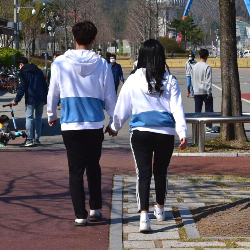 Korean Etiquette, Culture And Manners: 35 Useful Insights 36 Korean Couple Showing Affection With Couples Clothing