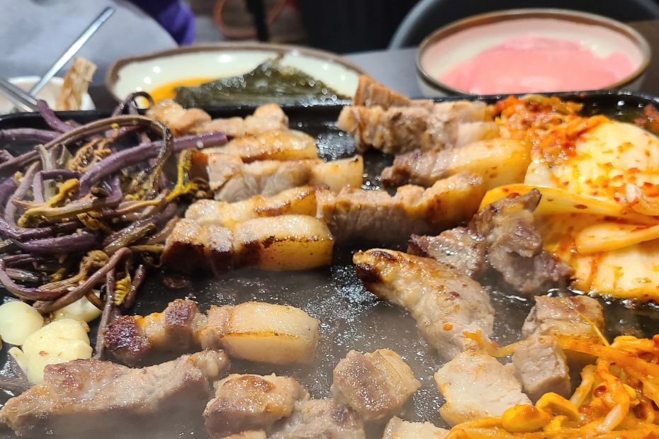 These 30 Traditional Korean Dishes Will Make You So Hungry! 6 Korean samgyeopsal bbq with extras