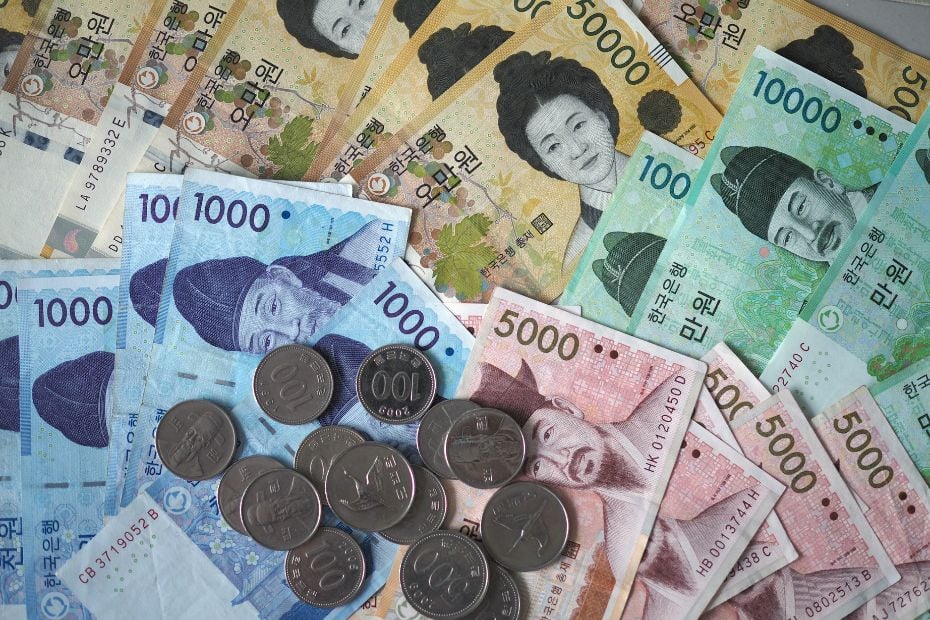How To Pay In Korea: Cash, Card And Other Payment Methods 8 Korean won bank notes and coins