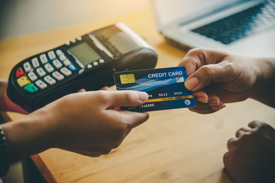 How To Pay In Korea: Cash, Card And Other Payment Methods 5 making a payment with credit card