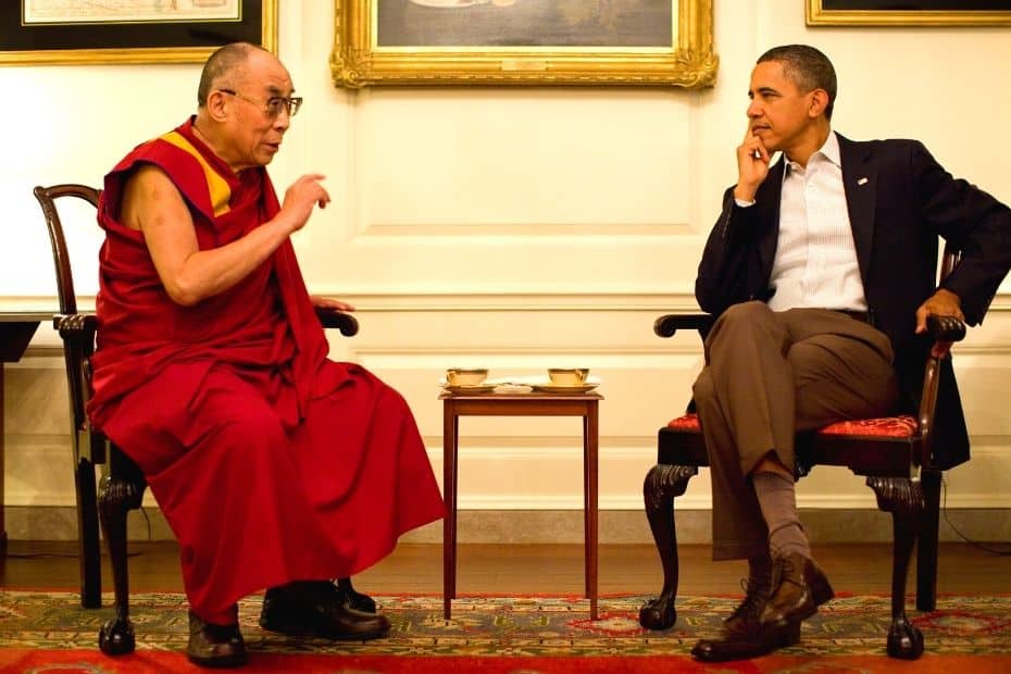 Korean Etiquette, Culture And Manners: 35 Useful Insights 8 Obama Sitting Cross Legged