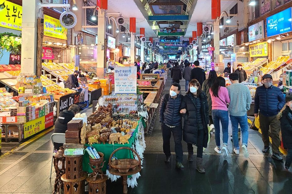 What To Do On Jeju Island In Winter: Jeju Winter Itinerary 2024 25 People At Seogwipo Maeil Olle Market