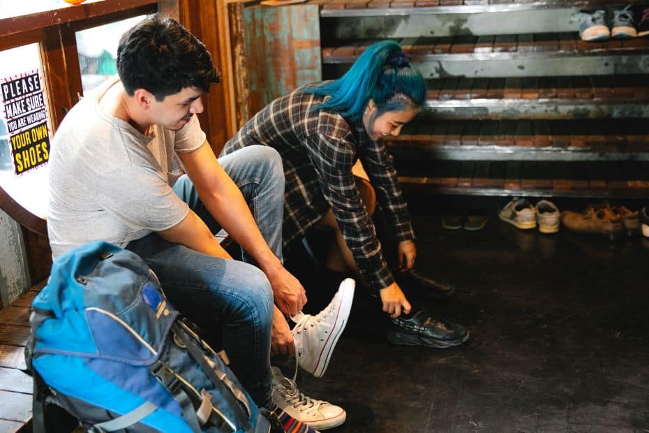 Korean Etiquette, Culture And Manners: 35 Useful Insights 15 People taking their shoes off before entering a restaurant