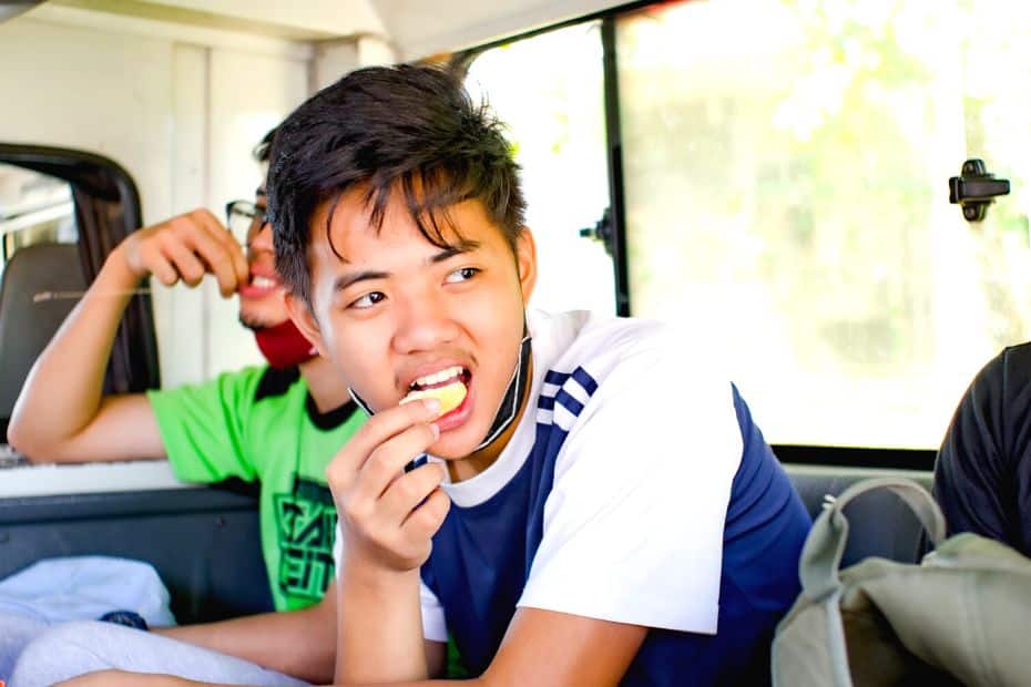 Korean Etiquette, Culture And Manners: 35 Useful Insights 34 Person eating on public transport