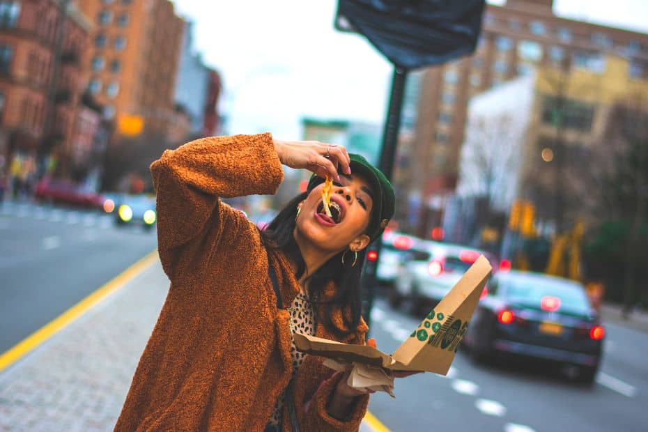 Korean Etiquette, Culture And Manners: 35 Useful Insights 35 Person eating while walking
