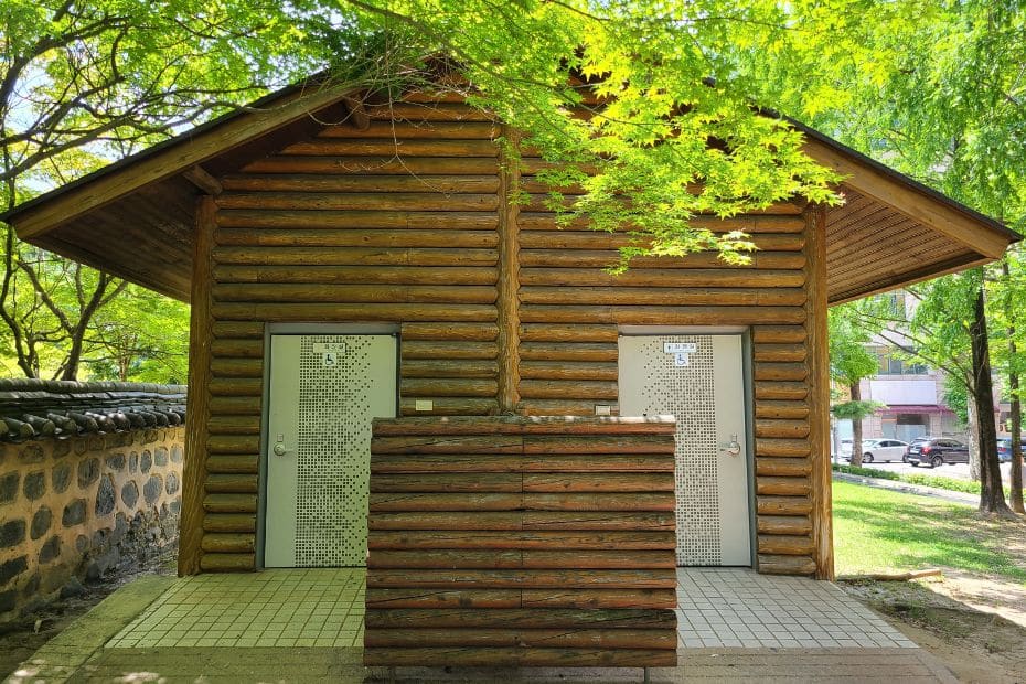 Korean Public Toilets: What Are Restrooms In Korea Like? 12 Public toilet in a park in Korea