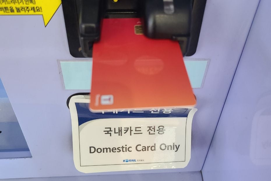 How To Pay In Korea: Cash, Card And Other Payment Methods 12 Sign showing payment restrictions at Korean station