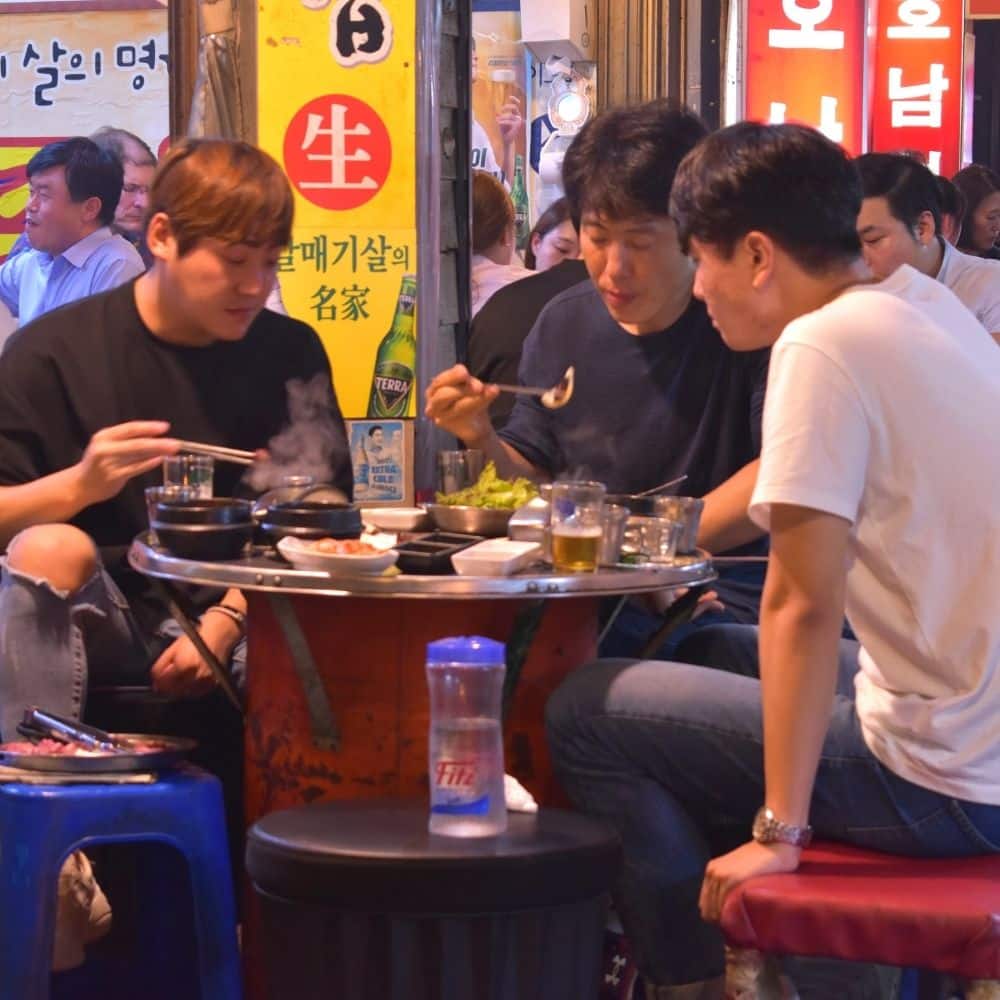 Korean Etiquette, Culture And Manners: 35 Useful Insights 25 Socialising Culture & Etiquette In Korea