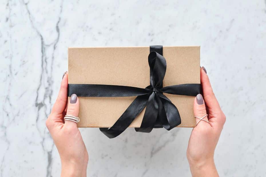 Korean Etiquette, Culture And Manners: 35 Useful Insights 30 Someone giving a gift