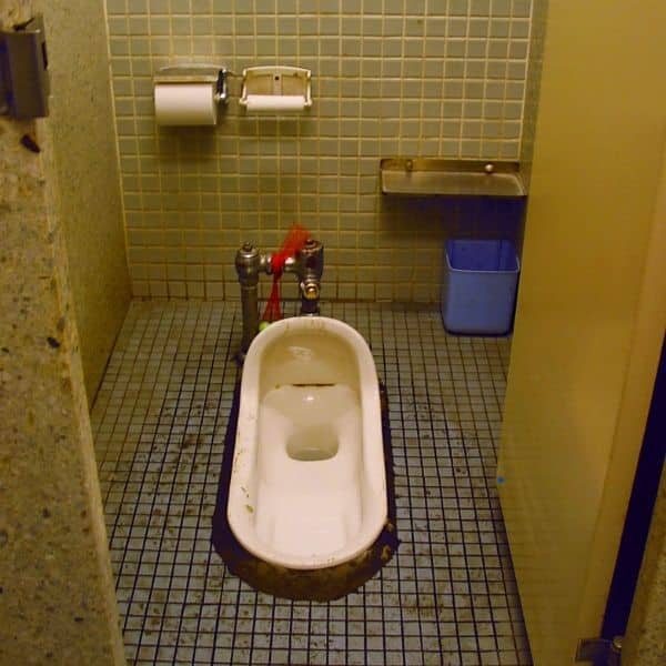 Korean Public Toilets: What Are Restrooms In Korea Like? 7 Squat toilet in a Korean restroom
