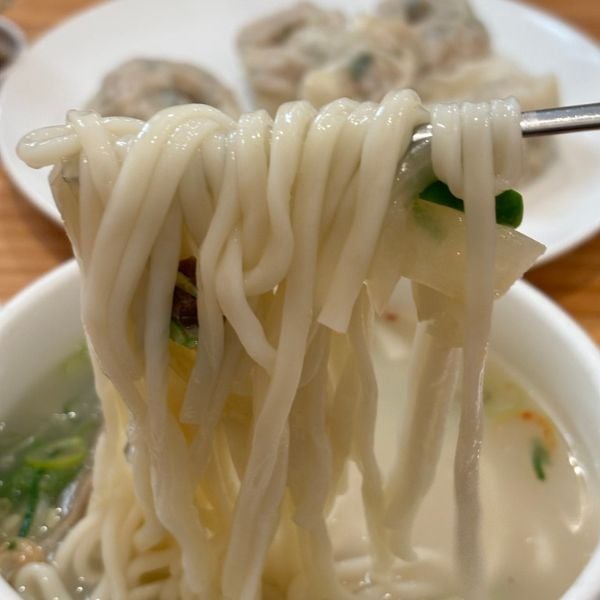 10 Best Traditional Markets In Korea For Food And Shopping 24 Thick cut kalguksu noodle soup