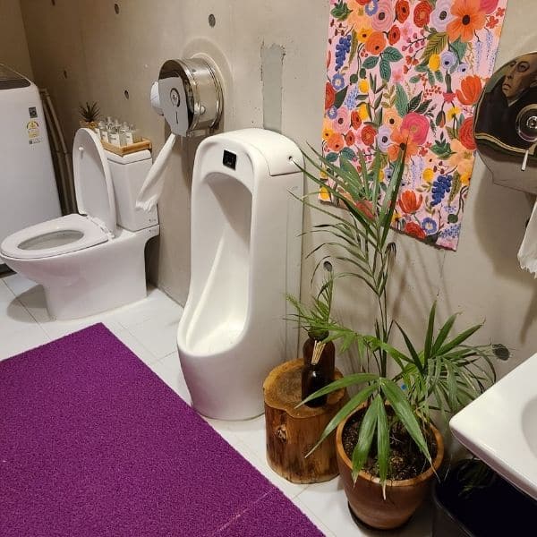 Korean Public Toilets: What Are Restrooms In Korea Like? 10 Toilet in a cafe in Korea