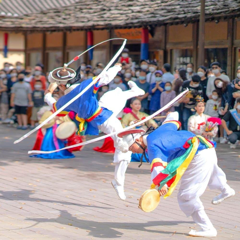 Korean Etiquette, Culture And Manners: 35 Useful Insights 52 Traditional Korean Culture Display