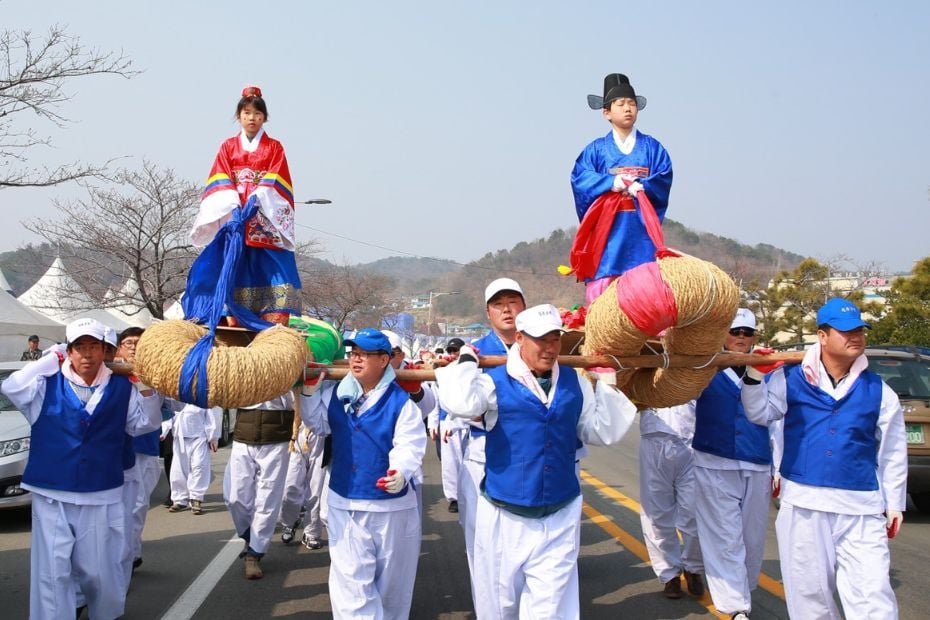 The Best Winter Festivals In Korea You Must Visit In 2024 23 Uljin Snow Crab Festival Parade