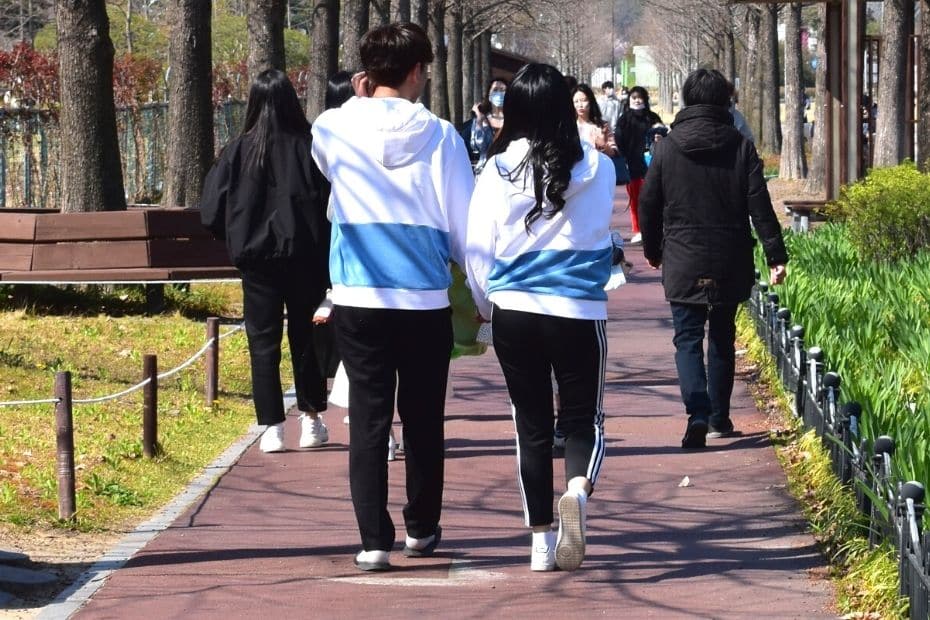 What It's Like Dating In Korea And Things To Watch Out For 6 Dating in Korea involves wearing couples clothing