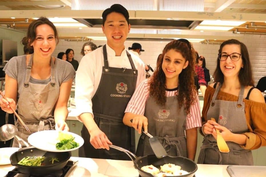 These 30 Traditional Korean Dishes Will Make You So Hungry! 15 People learning to cook traditional Korean dishes in Seoul