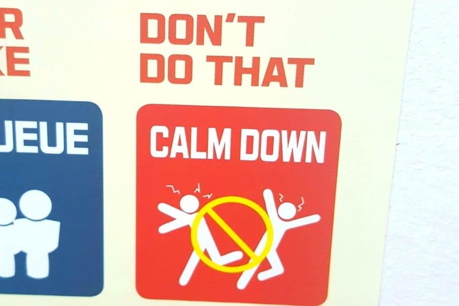 70 Funny Korean Signs, Images, And Konglish Fails 2024 10 Warning image about earthquake rules in Korea
