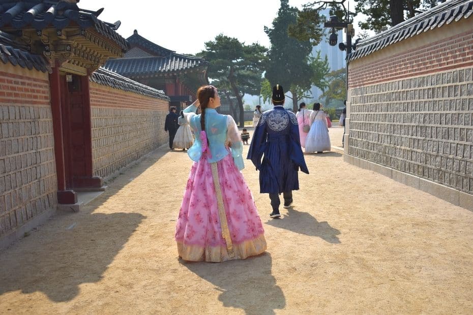 What It's Like Dating In Korea And Things To Watch Out For 4 Couple dating in Korea wearing hanbok in Seoul