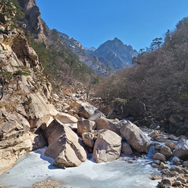 Hiking Seoraksan National Park And How To Get There 2024 28 Valley view from Biseondae Rock