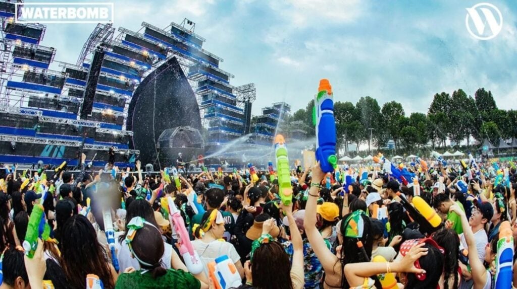 20 amusing activities for Seoul in Summer 2024 13 Crowd enjoying water gun fights, creating a fun and playful atmosphere