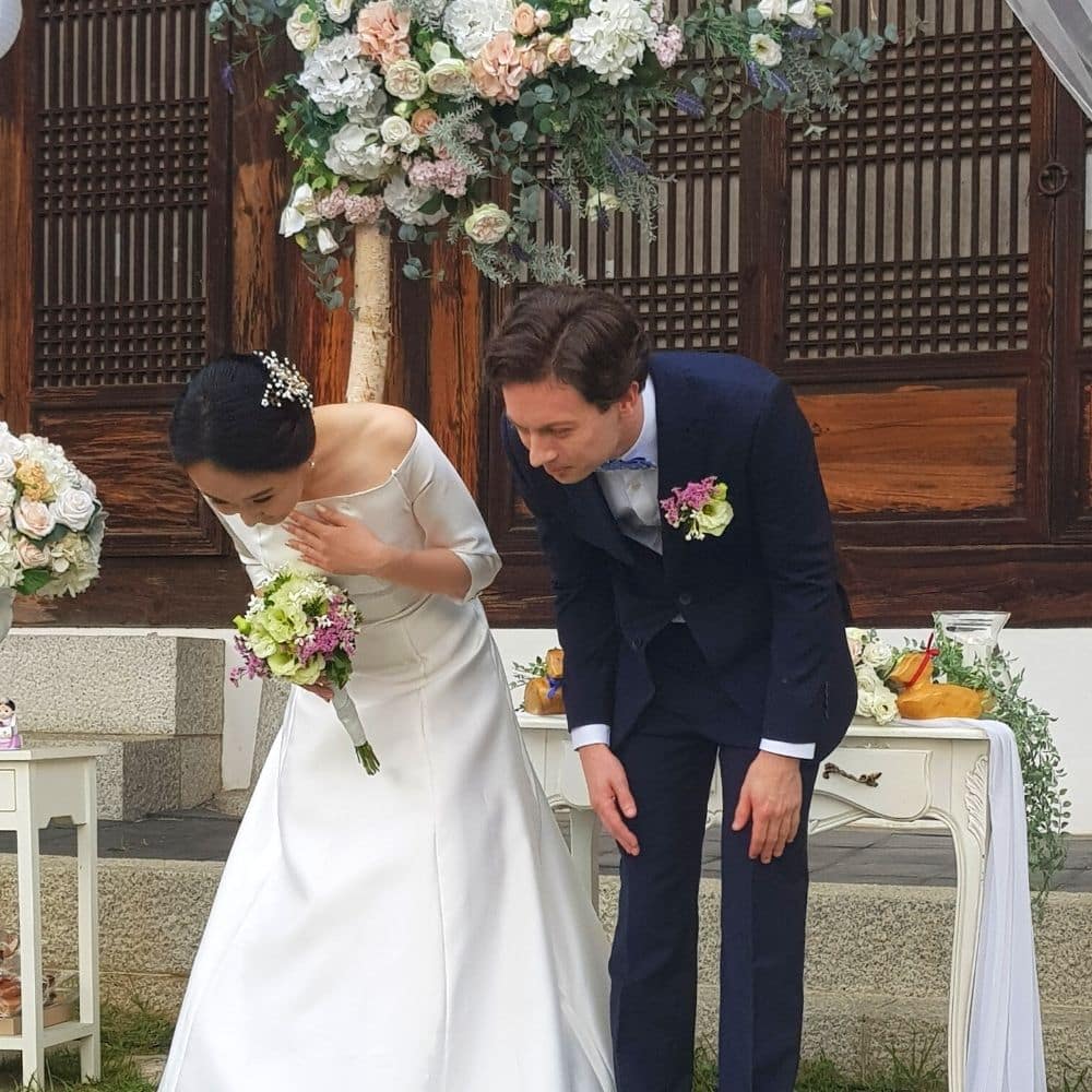 Korean Etiquette, Culture And Manners: 35 Useful Insights 27 Wedding In Korea With Couple Bowing