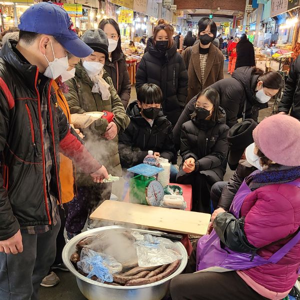 10 Best Traditional Markets In Korea For Food And Shopping 7 Woman selling sundae in Korean Traditional Market