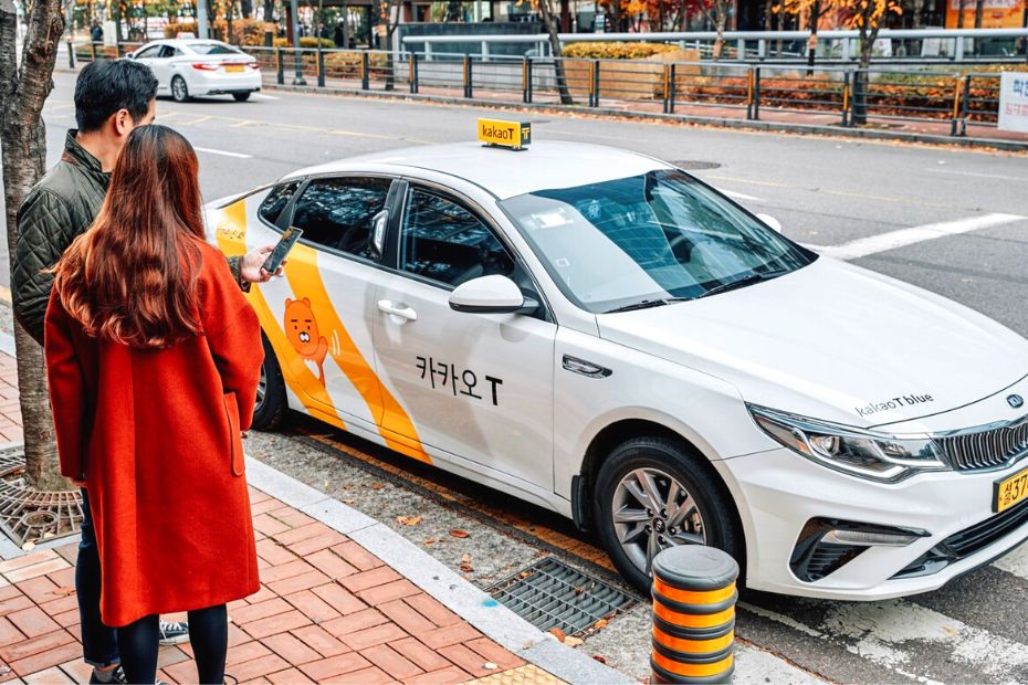 How To Get From Seoul To Nami Island By Car, Train, Tour 2024 16 Couple using a taxi in Korea