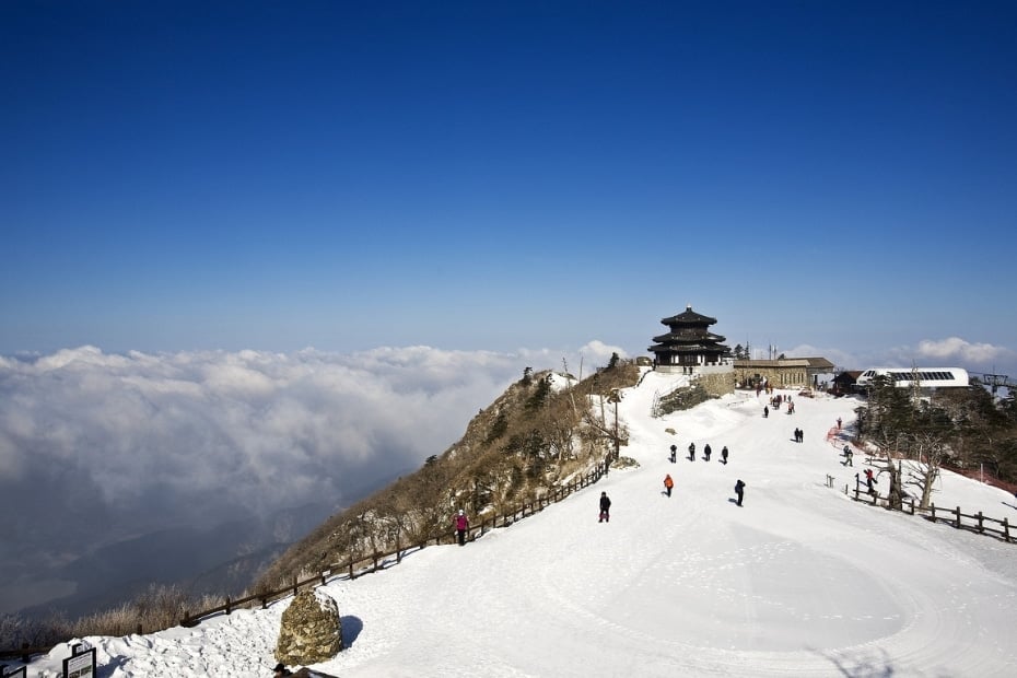 A Guide To Winter In Korea 2024: 20+ Best Winter Activities 7 Deogyusan Ski Resort During Winter In Korea