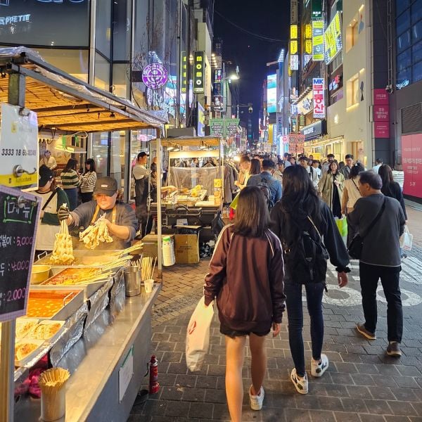 50 Unique Korean Experiences In Korea You'll Definitely Love 20 Night market in Myeongdong