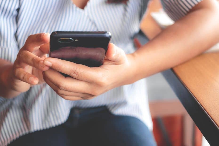 How To Use The Papago App To Translate Korean To English 6 Person using a mobile phone