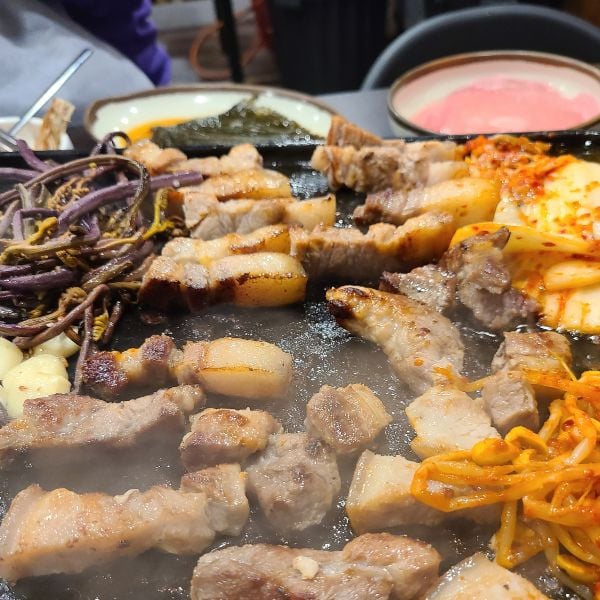 50 Unique Korean Experiences In Korea You'll Definitely Love 49 Shared meal of Korean BBQ in Korea