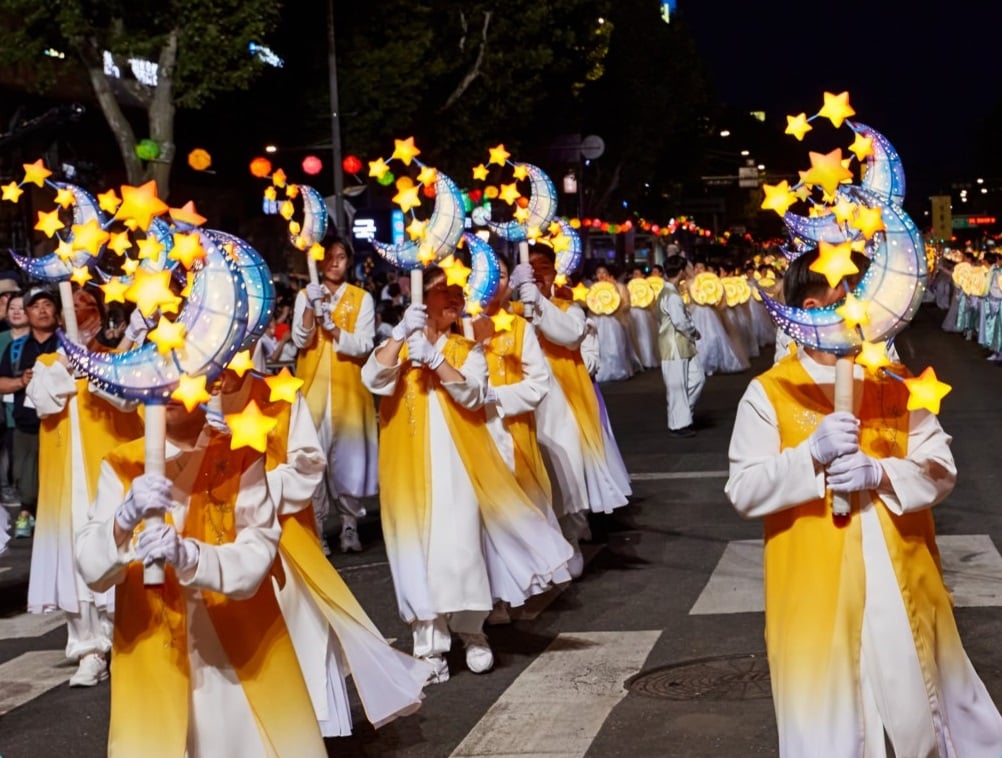 20 amusing activities for Seoul in Summer 2024 5 The Lotus Lantern Festival performers dressed in beautiful traditional attire