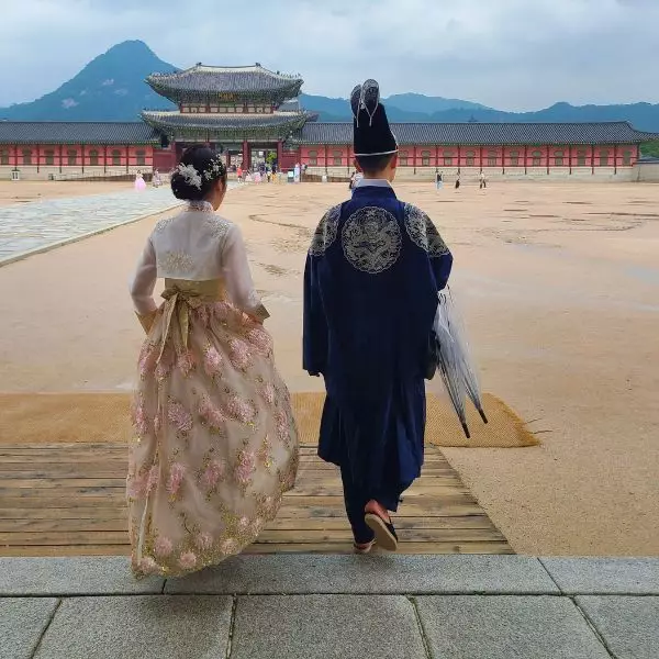 30 Best Free Things To Do In Seoul: Cheap Fun In Seoul 2024 7 Couple in hanbok at a royal palace in Seoul