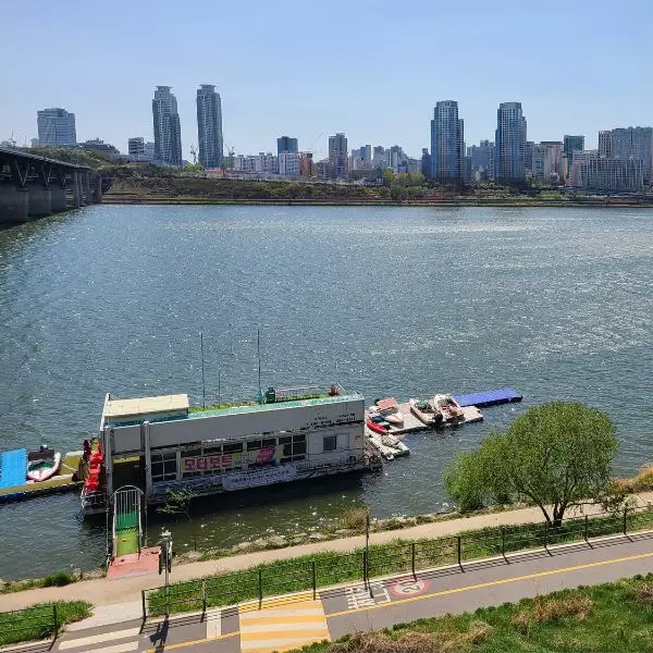 Seoul River Bus Service 2024: Travel The Han River By Boat 14 Ttukseom Park walking and cycle paths